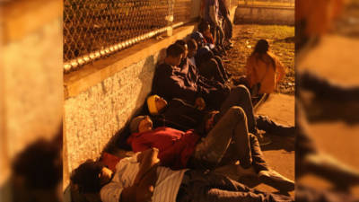 Cientos de jóvenes duermen en las calles, afuera de las fábricas, para ser los primeros en lograr una entrevista laboral.